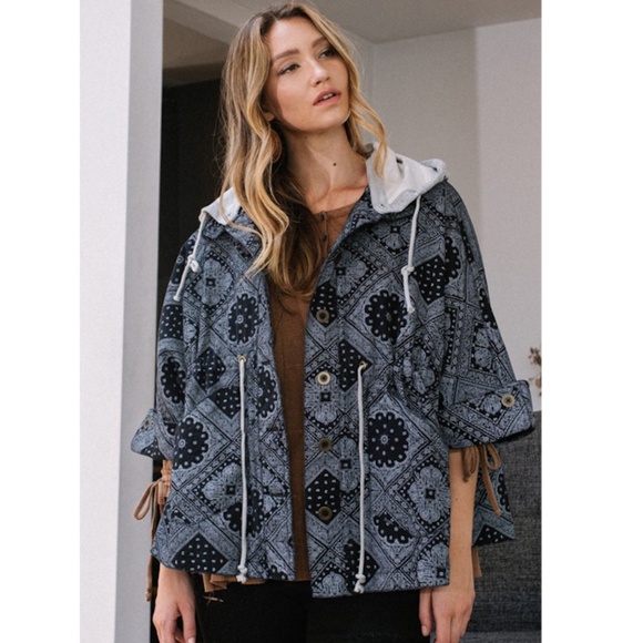 "The Aniesa" Black Poncho Jacket - Picture 2 of 3